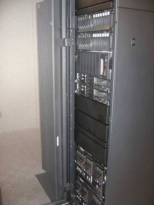 IBM rack server servers bladecenter exp 400 IMG 1686