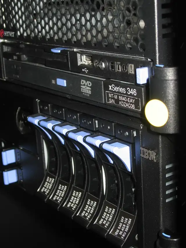 IBM eServer xSeries 346 server drives close up IMG 2466