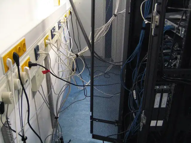 IBM server behind cabling IMG 3357