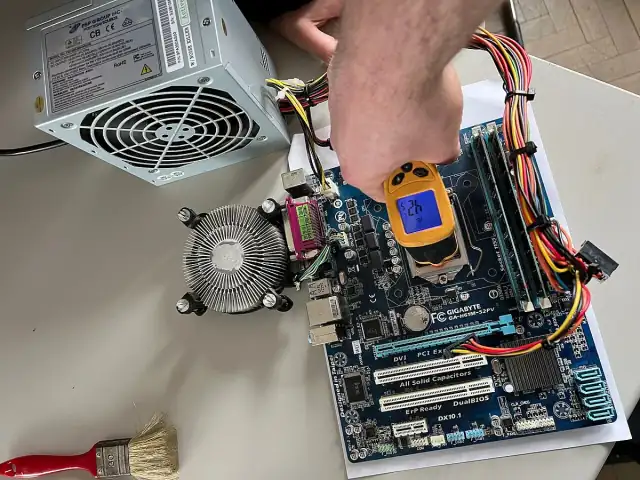 2023 03 22 Mainboard mit demontierter CPU und Thermometer