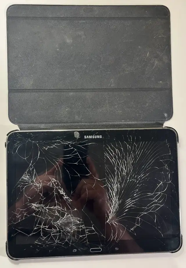 Broken Samsung Tablet   Cracked Screen