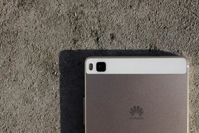 Huawei P8 smartphone (16975233928)