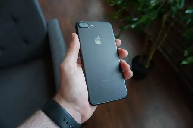 Black smartphone in hand (Unsplash)