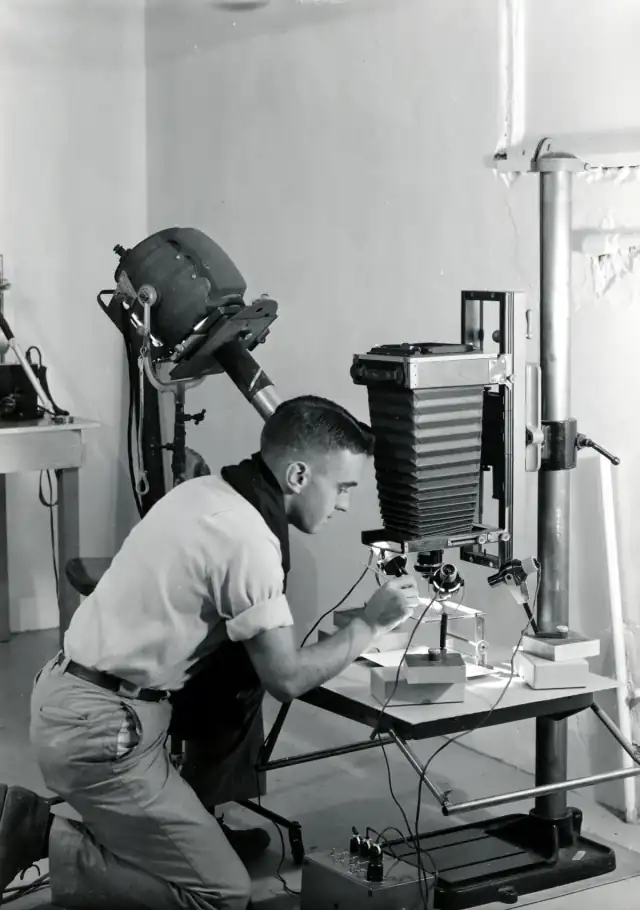 1958. Entomologist Peter W. Orr with clinical camera setup for macro photography. Sellwood Lab. Portland, OR. (32747144794)