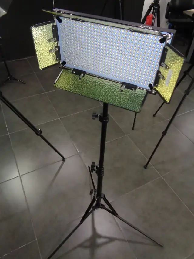(Photography equipment Studio Lighting for Photography) camera lighting on a tripod